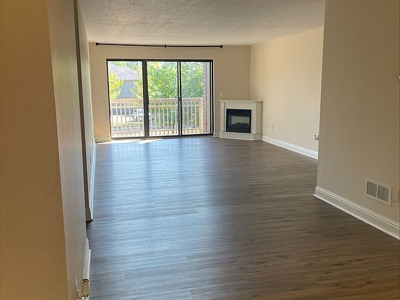 3rd image of 3800 Rosemont Blvd #113