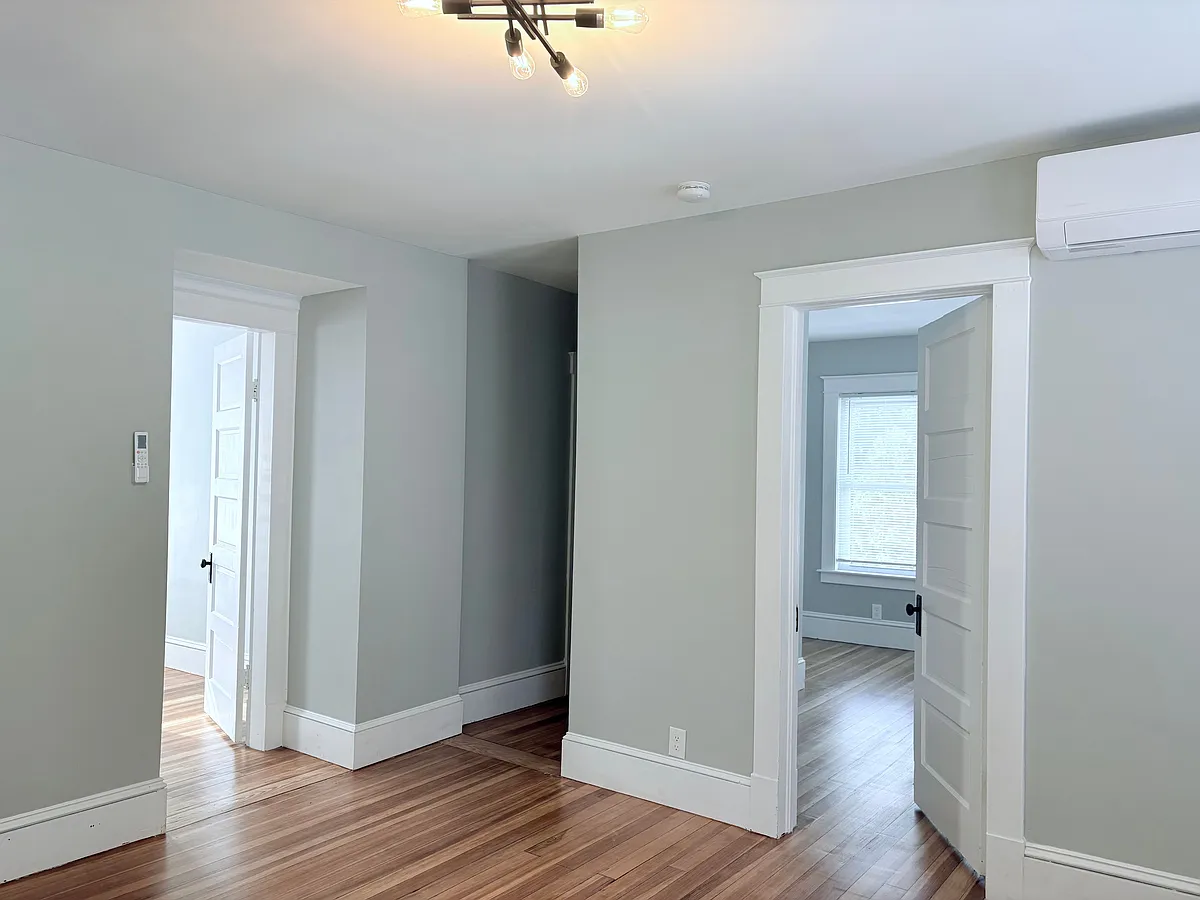 Building Photo - 2 bed, 1.0 bath, $2,000