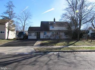 16 Inlet Rd, Levittown, PA 19057