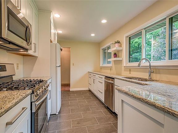 4th image of 404 Churchill Ln