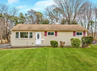 1533 N Thompson Dr, Bay Shore, NY 11706