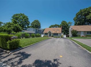 71 Railroad St, Greenlawn, NY 11740