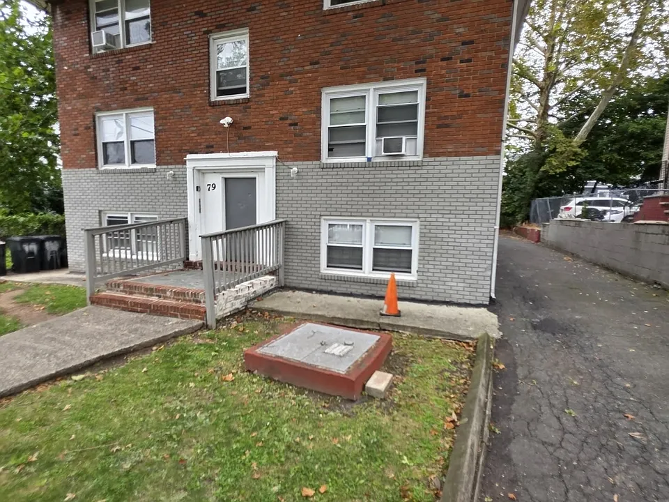 79 Hopkins Pl #2A