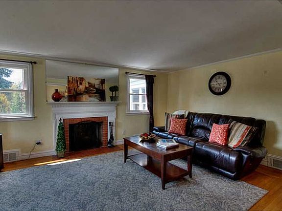 3rd image of 214 Garden City Dr