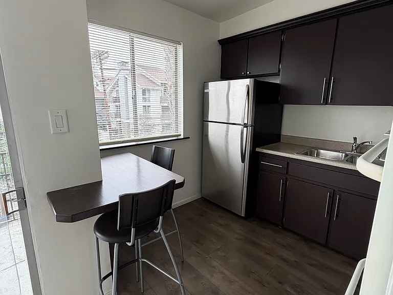 830 S Barrington Ave #6 — Photo 2