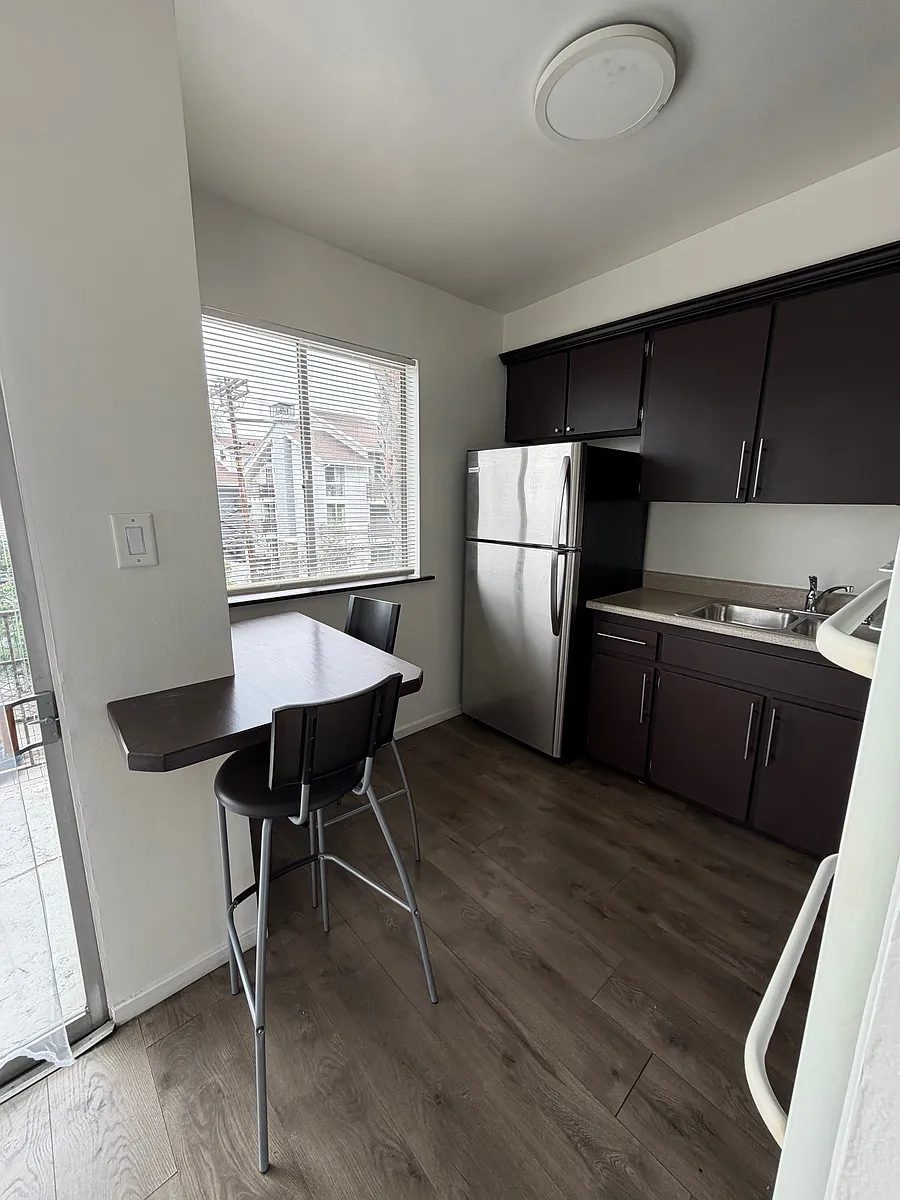 Building Photo - 830 S Barrington Ave #6