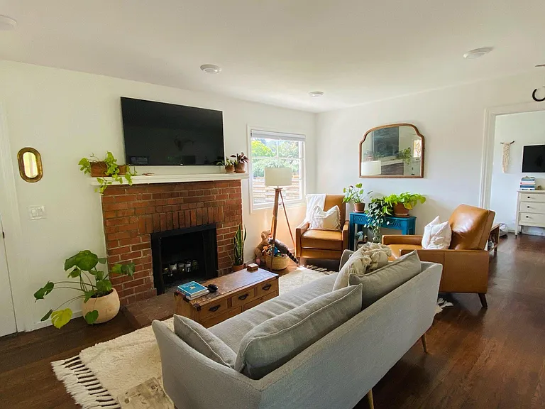 517 E Blithedale Ave — Photo 3