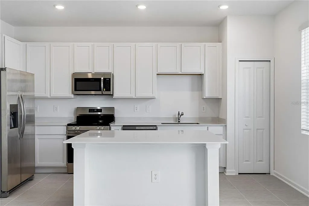 3 bed, 2.5 bath, 1982 sqft, $1,900 — Photo 4