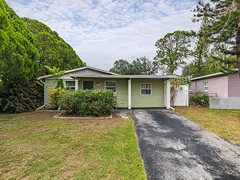 5651 Kelly Dr N — Photo 28