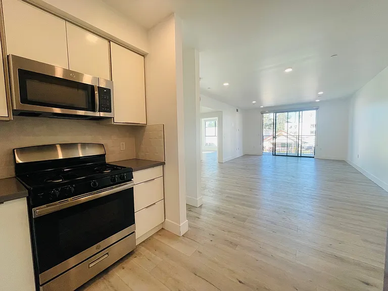 14612 Calvert St #301 — Photo 5