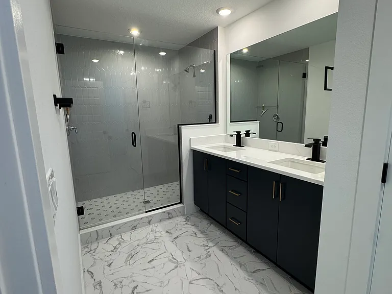Master Bathroom (3rd floor)