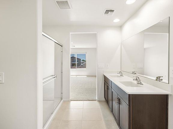 TUC_Valencia-Crossing_Revel_Bathroom_4852-E-Julian-Wash-Dr
