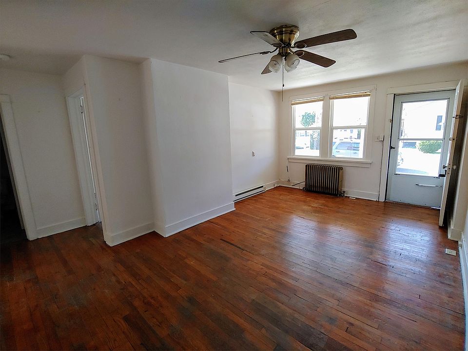 2nd image of 202 N Hawksbill St