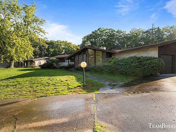 2nd image of 2035 Easthill Dr