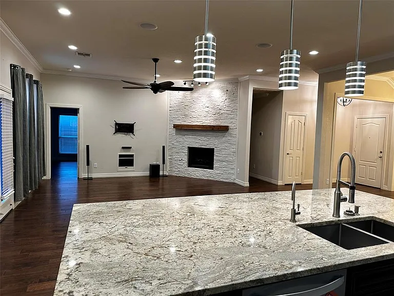 401 Sagebrush Trl — Photo 2