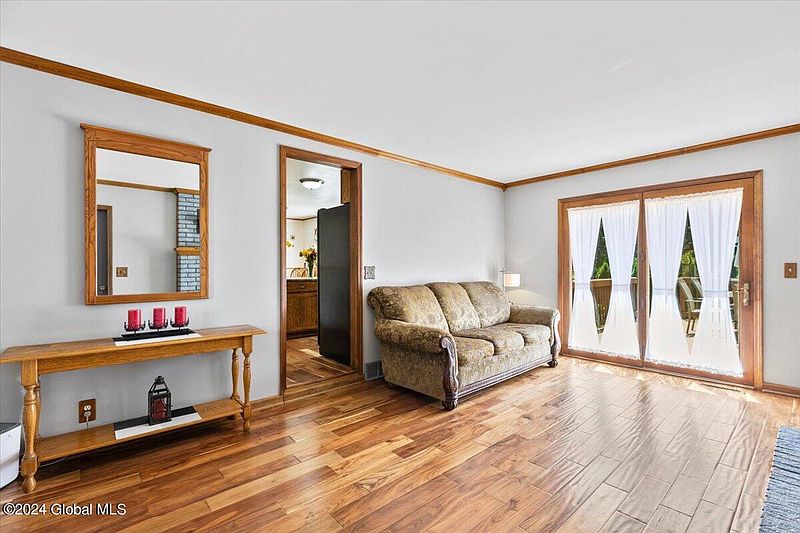 2nd image of 10 Dorset Street