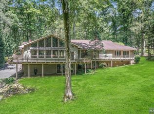 16 Rock Ledge Rd, Saddle River, NJ 07458