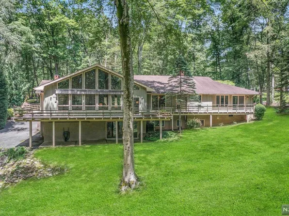 16 Rock Ledge Rd, Saddle River, NJ 07458