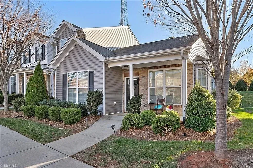3 bed, 1280 sqft, $1,800 — Photo 1