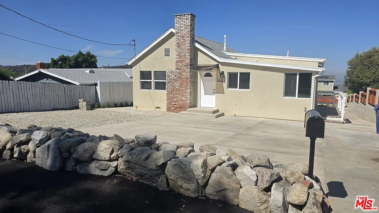 2 bed, 1.0 bath, 943 sqft, $3,800 — Photo 2