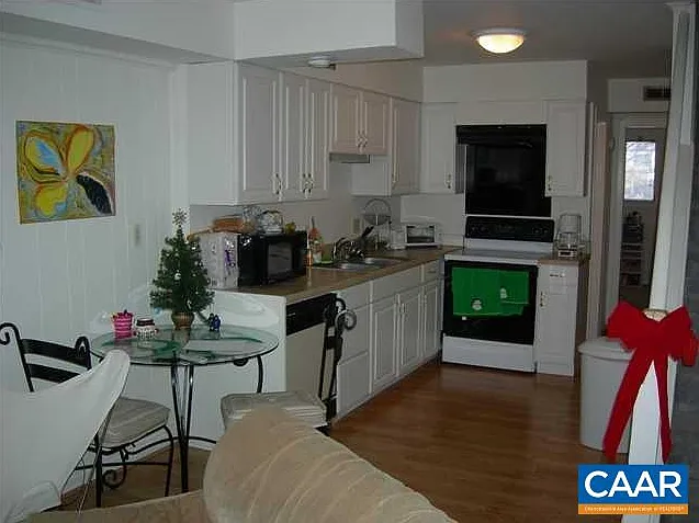 3 bed, 2.0 bath, 916 sqft, $3,000 — Photo 3