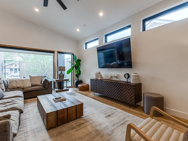 6023 Richmond Ave — Photo 9