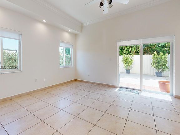 4th image of 323 SW 36ave #323