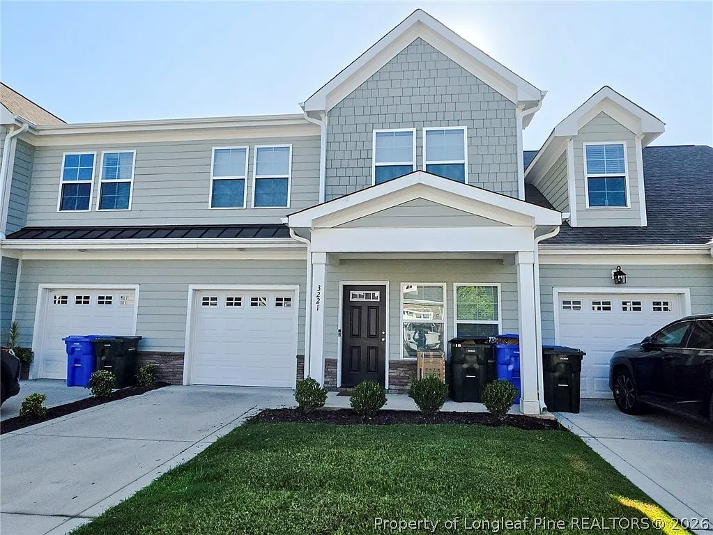 3 bed, 2.5 bath, 1978 sqft, $1,975 — Photo 3