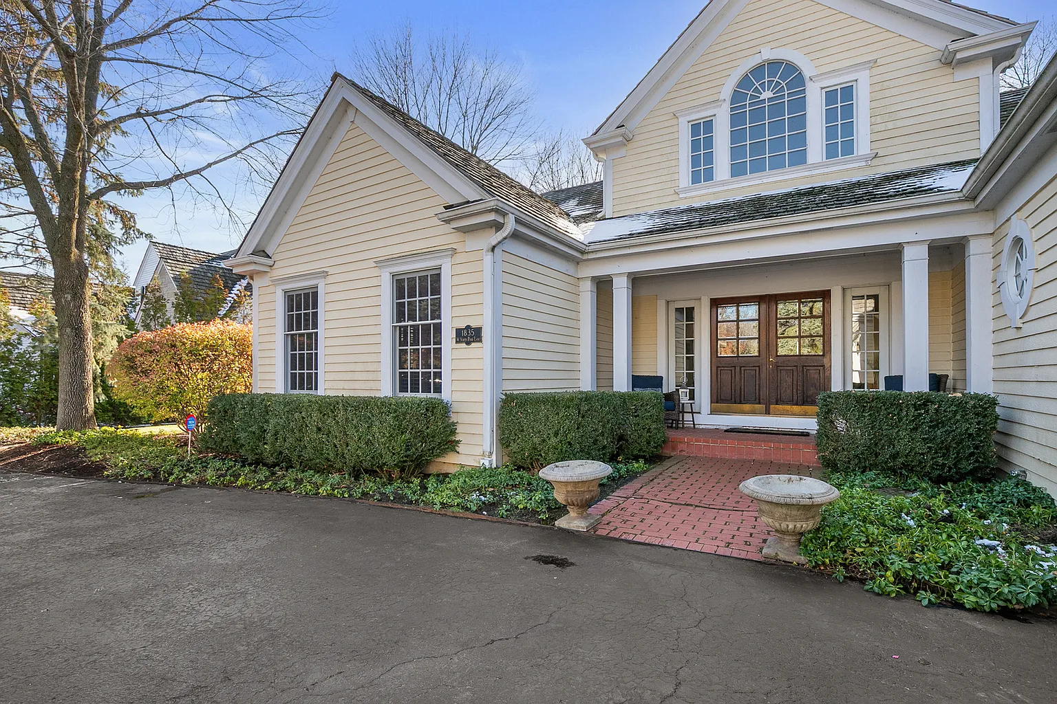 1835 W North Pond Ln photo 1