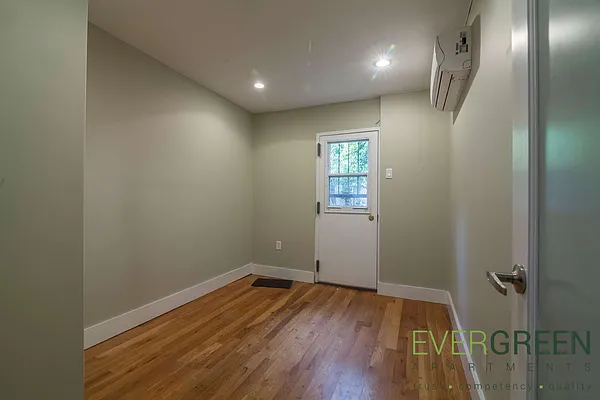 Rented by Evergreen Apartments BK | media 11