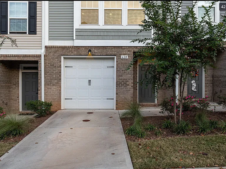 620 Parkington Ln — Photo 2