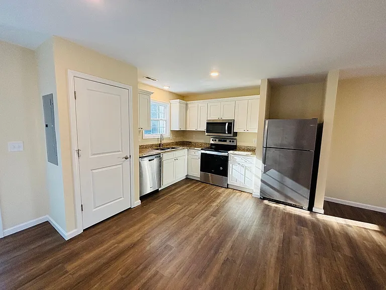 175 Craig St — Photo 2