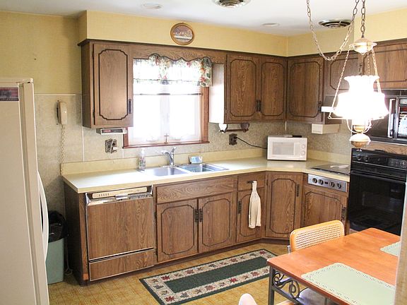 4th image of 79 Aris Ave
