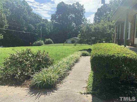 2nd image of 800 Oakdale Dr