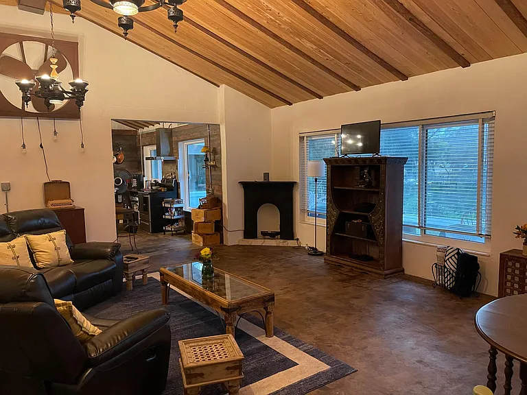 411 W Flora St — Photo 12