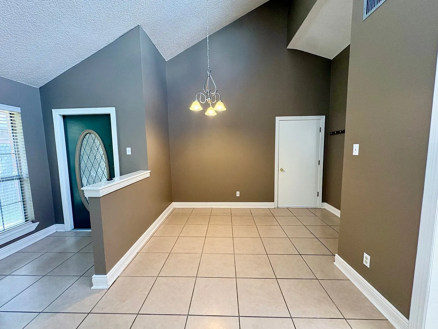 **Move In Special - 1/2 Off First Month** Spacious 3 Bedroom, 2 Bath Home Close to Restaurants & ... — Photo 4