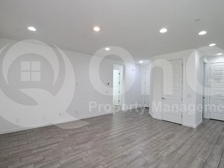 8923 W Solano Dr — Photo 10