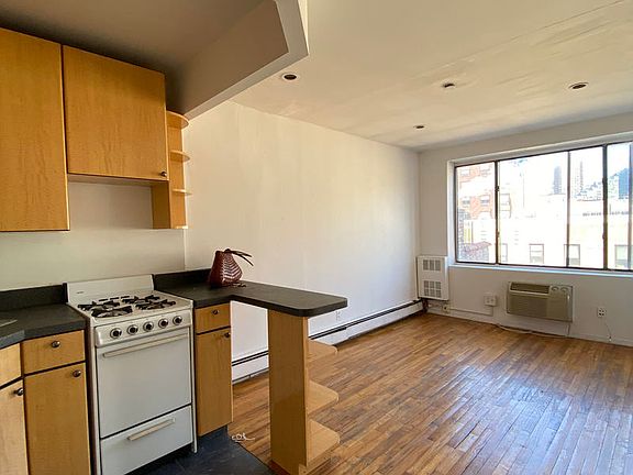 2nd image of 530 W 47th St Penthouse Dd
