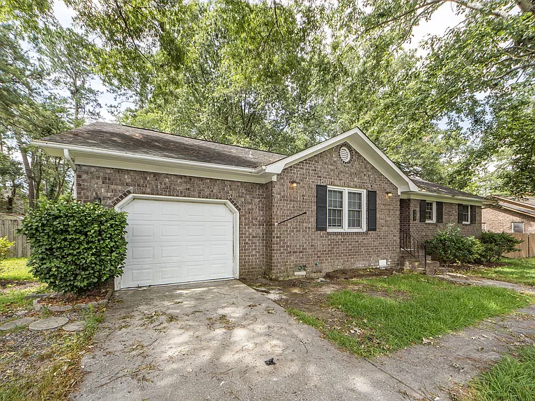 305 Chessington Cir — Photo 36