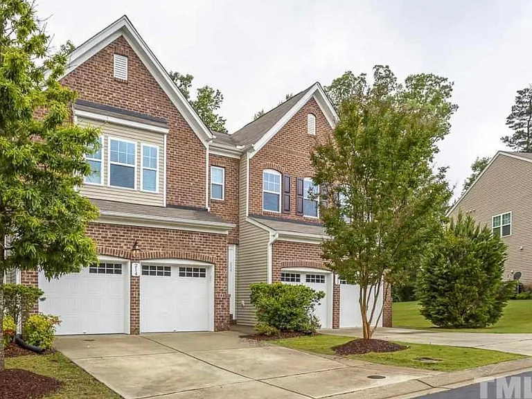 214 Kylemore Cir — Photo 2