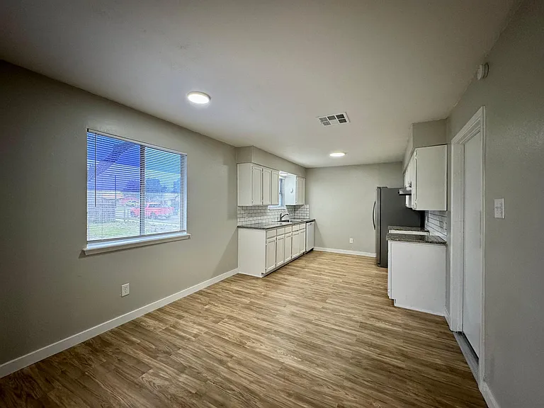 1405 Seville Dr — Photo 12