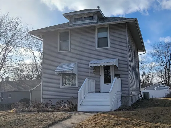 1209 Wheeler St, Woodstock, IL 60098