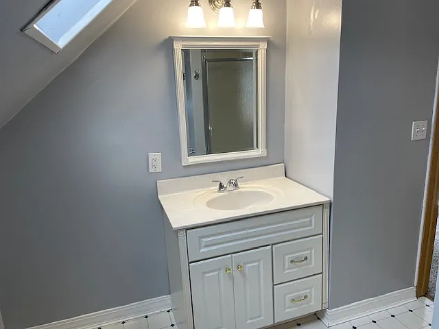 Attic bathroom picture 2