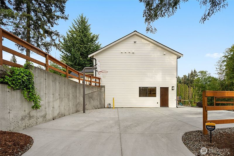 5th image of 11016 46th Street E