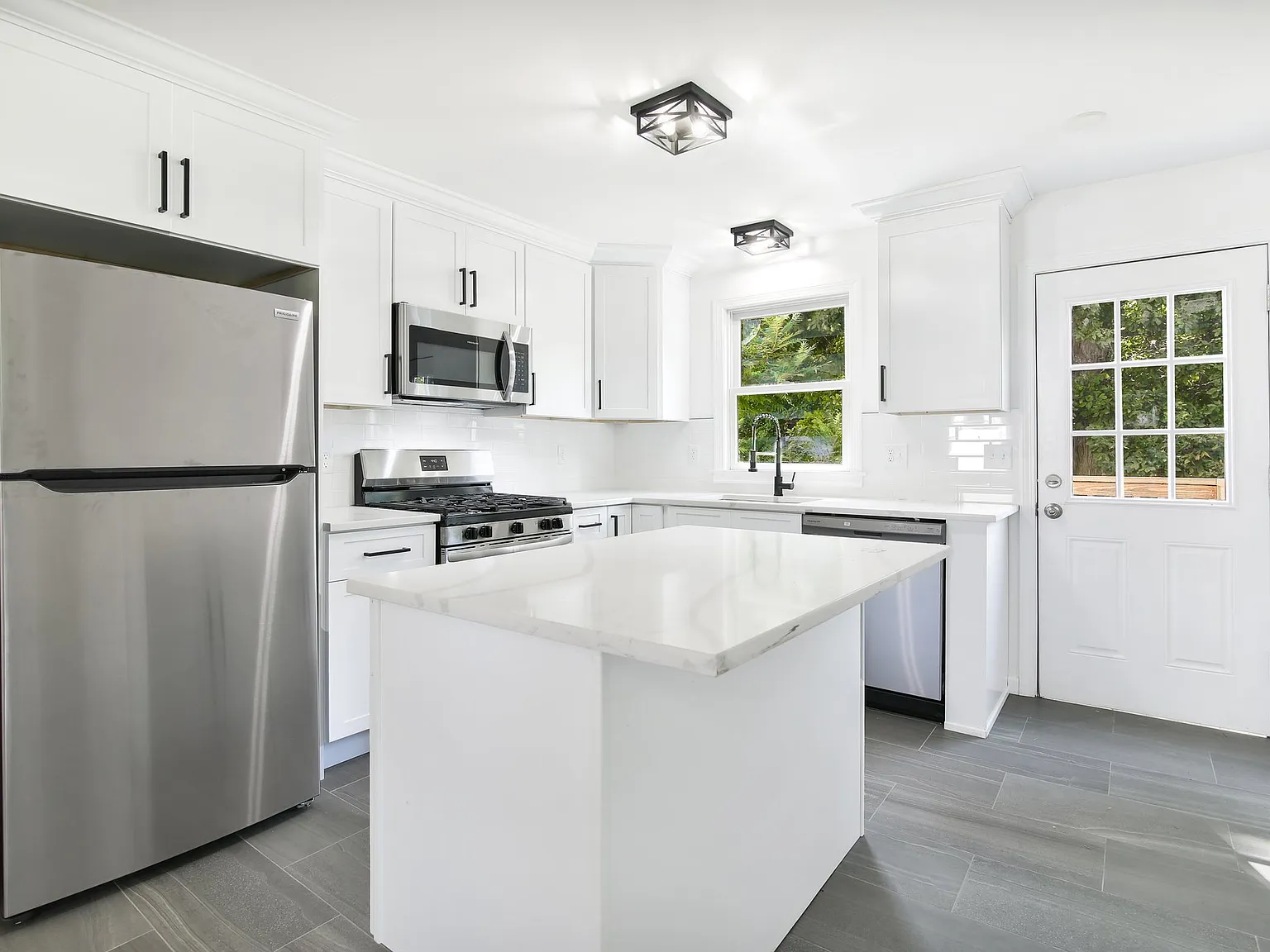 3 bed, 1200 sqft, $2,150 — Photo 1
