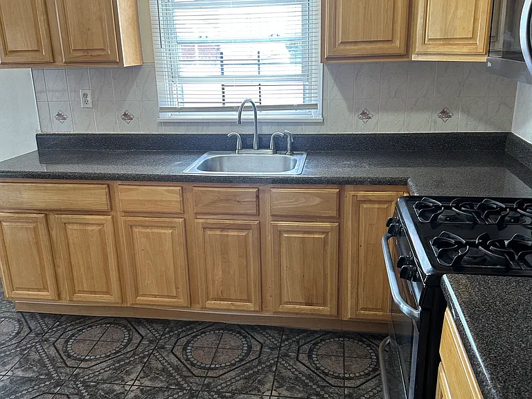 1370 E 89th St #1 — Photo 3