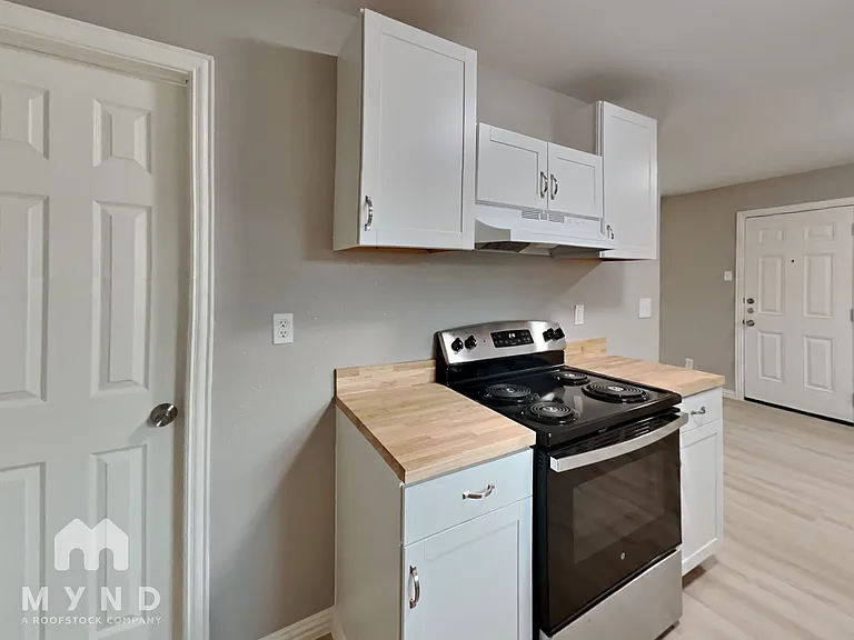 204 E Avenue C — Photo 4