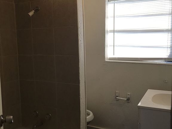 5th image of 2321 Franklin St APT 3