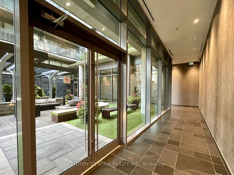 650 King St W #311 — Photo 3