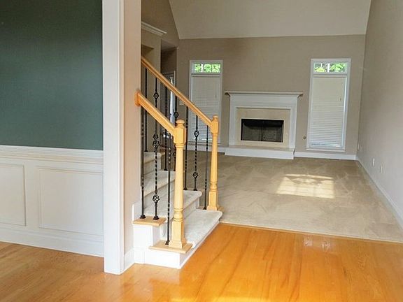 4th image of 599 Guinevere Ct